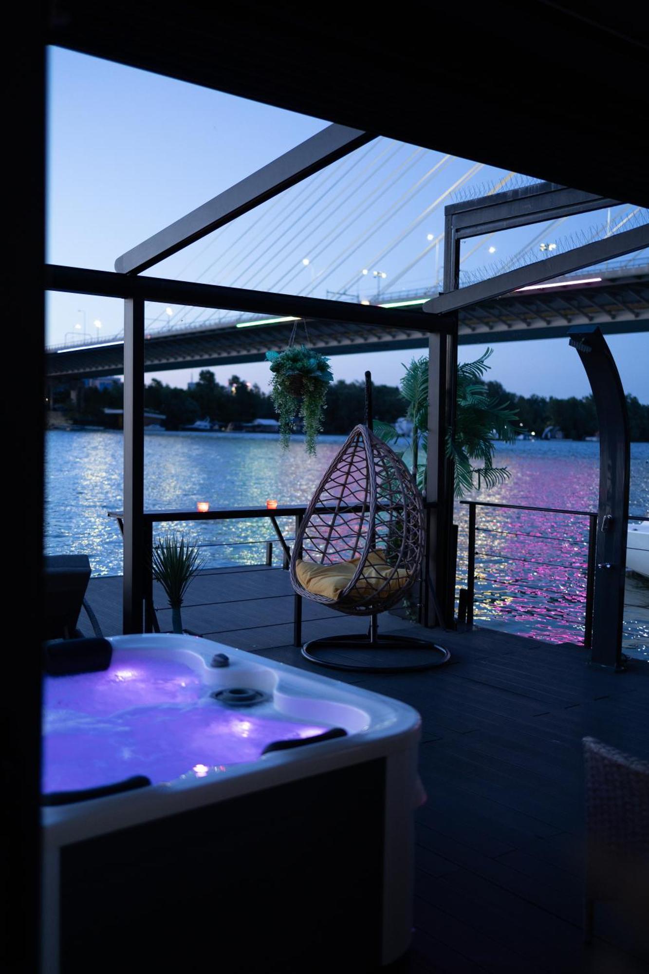 Ada Moment Splav- Kuca Na Reci Beograd- Floating House On Sava River ,Белград Экстерьер фото