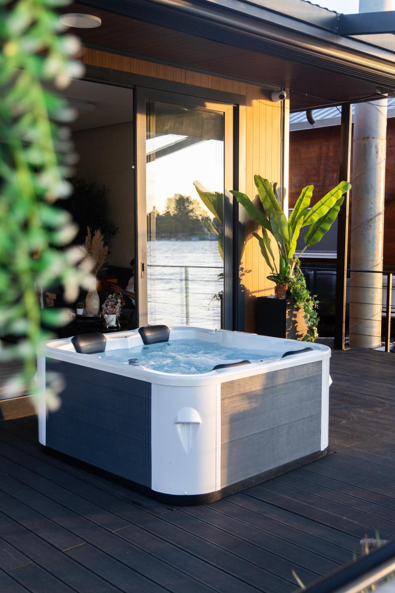 Ada Moment Splav- Kuca Na Reci Beograd- Floating House On Sava River ,Белград Экстерьер фото